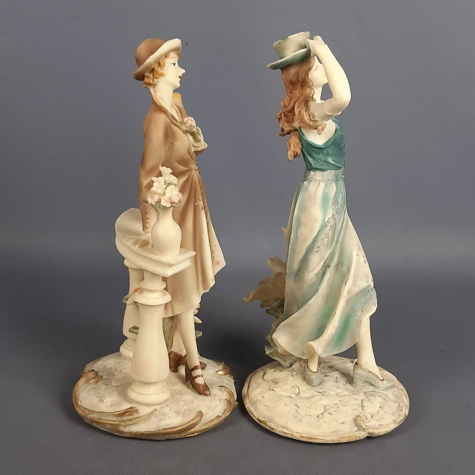 Coppia Sculture Dame Stile Liberty Art Deco Resina Moda 900 Vintage Anni 70 - Immagine 2 di 4