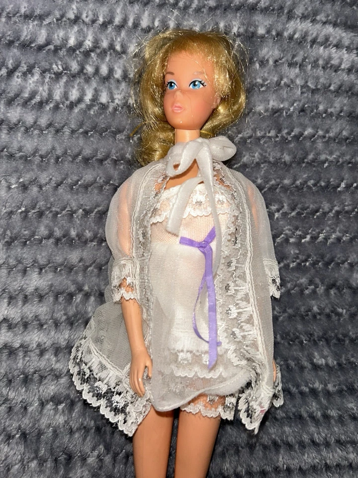 Muñeca Barbie vintage y muñeca Stacy con varias prendas y zapatos vintage Foto 2 de 4