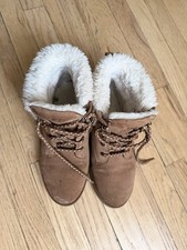 Ugg Women With Shoe Laces In Size 8