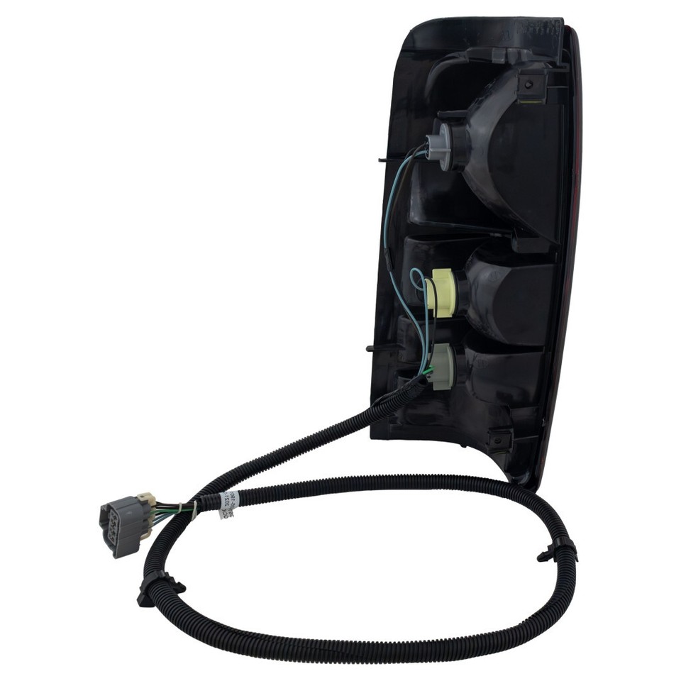 For GMC Sierra 2500 2004 Tail Light Driver Side Halogen Fleetside