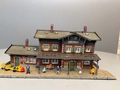 Bahnhof Waldbronn 43505 von Vollmer patiniert für Diorama  H0