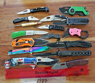 1927 Sixteen assorted pocket knives