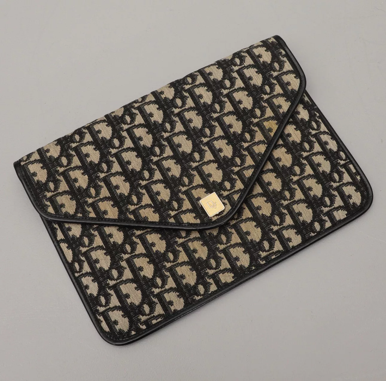 Vintage CHRISTIAN DIOR. Sac enveloppe, avec boîte d'origine