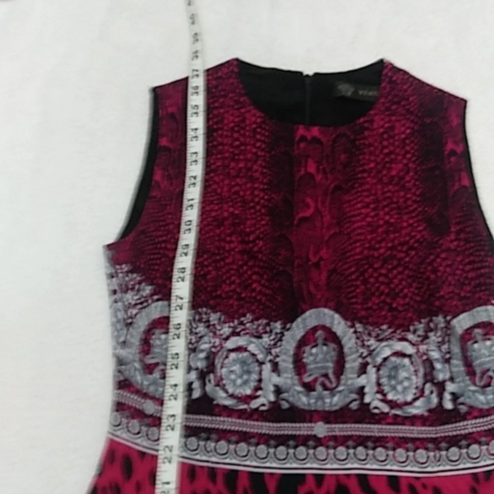 Abito Versace. Taglia 40. Colore fucsia e nero.