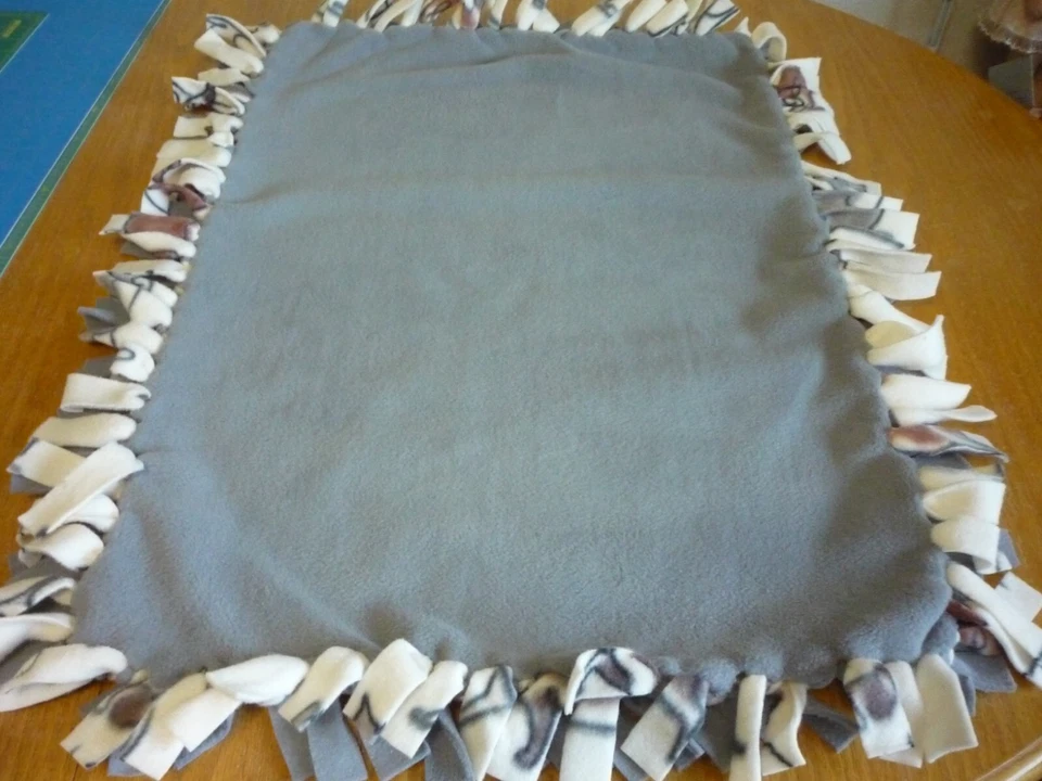 Manta de corbata de lana de peluche hecha a mano de varios gatos dibujados para una mascota pequeña Foto 3 de 3