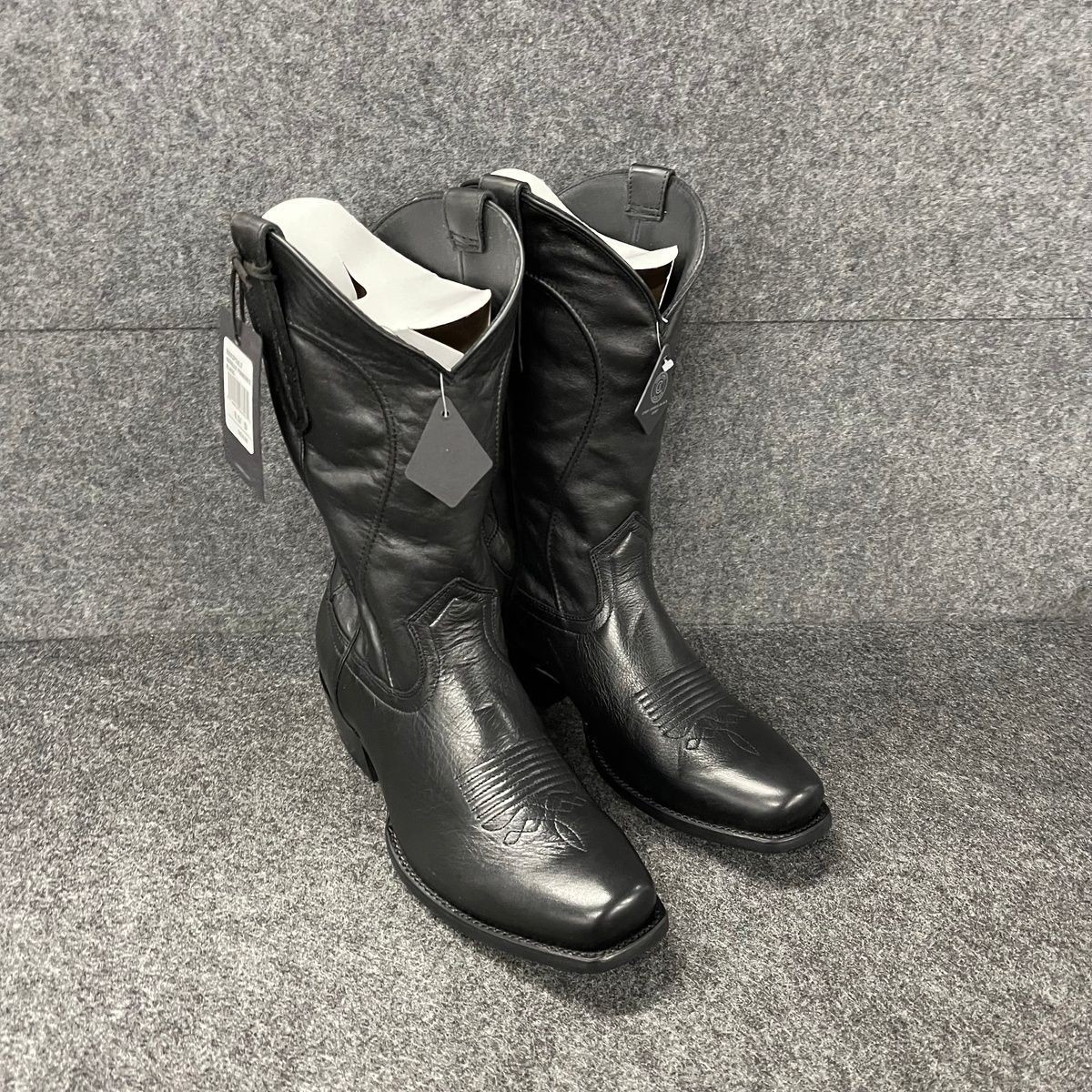 's Size 8.5 Black