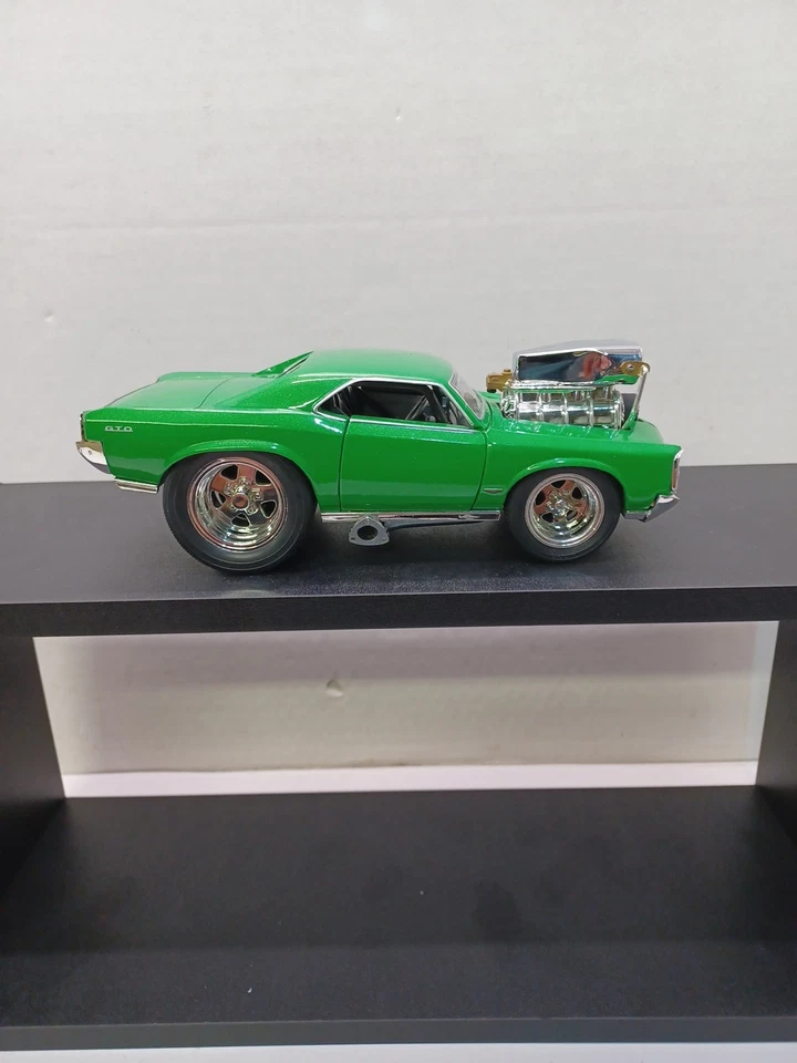 MUSCLE MACHINES 1:24, 1966 PONTIAC GTO Lime Green DIE-CAST- NO BOX B1 - Image 3 of 4