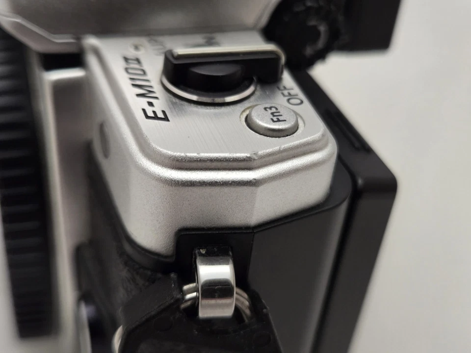 Olympus E-M10 Mark II Con Batería Y Cargador EXCELENTE Estado Obturador Bajo Ct Foto 3 de 4