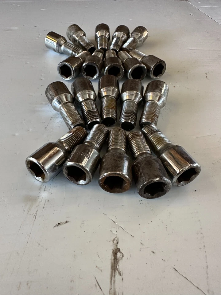 JUEGO DE TACOS 14x1,5 EL 28mm Cromo Cerraduras Rueda Audi A3 A4 A5 A6 A7 TT S3 S5 S6 S7 S4 Foto 2 de 4