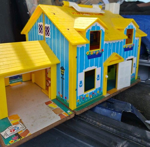 Fisher-Price 952 Dollhouse 1969 Snoopy Blue Yellow with Furniture & Figure
