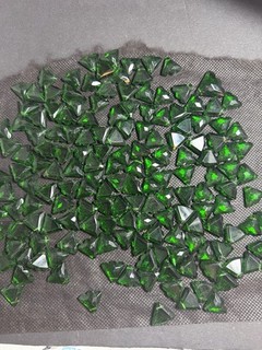 VINTAGE EMERALD GREEN PRESSED GLASS BEAD LOT FACETED PYRAMID BEADS ac