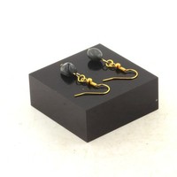 Mineralien Und Edelsteine. Ohrringe Mit Einer Falkenauge-Perle Aus Afrika