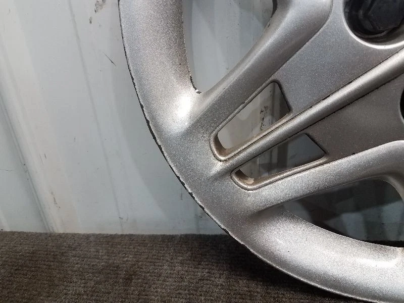 Pontiac Grand Prix GT 2004 16" cubierta de rueda *algunos arañazos* Foto 4 de 4