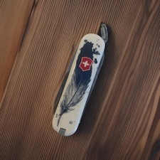 Victorinox Classic SD Swiss Army Knife 58mm Light as a Feather 2016 Collectible