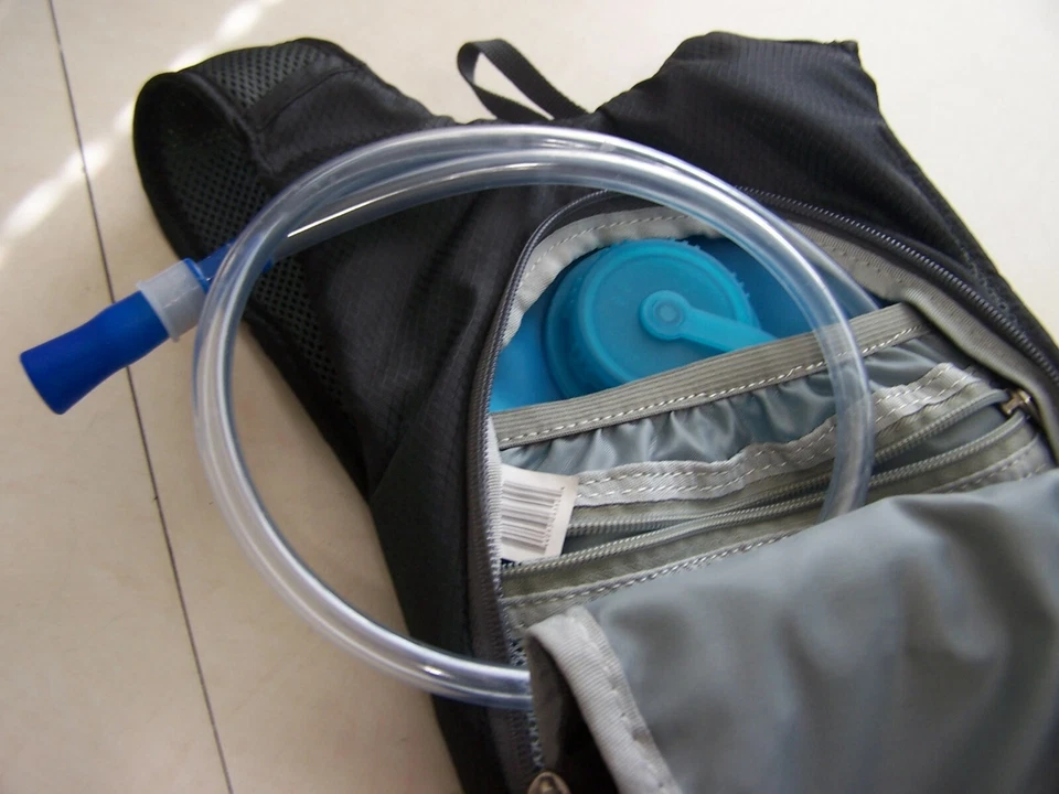 Mochila de senderismo Ozark Trail ligera negra/gris incorporada bolsa de agua -  Foto 4 de 4