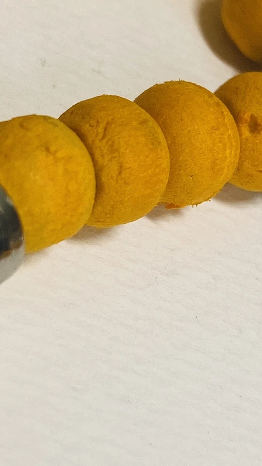 Pulsera artesanal de madera naranja con borla con dije de Buda" Foto 3 de 4