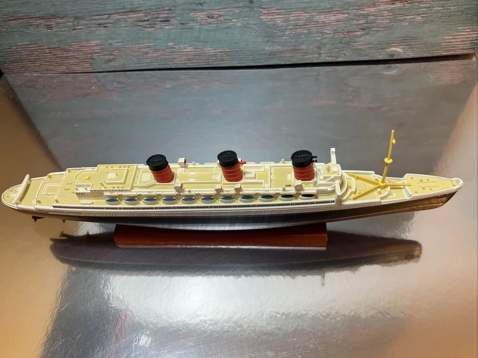1:1250 RMS Queen Mary Ocean Liner Model – Display Stand – Collectible Ship - Image 4 of 4