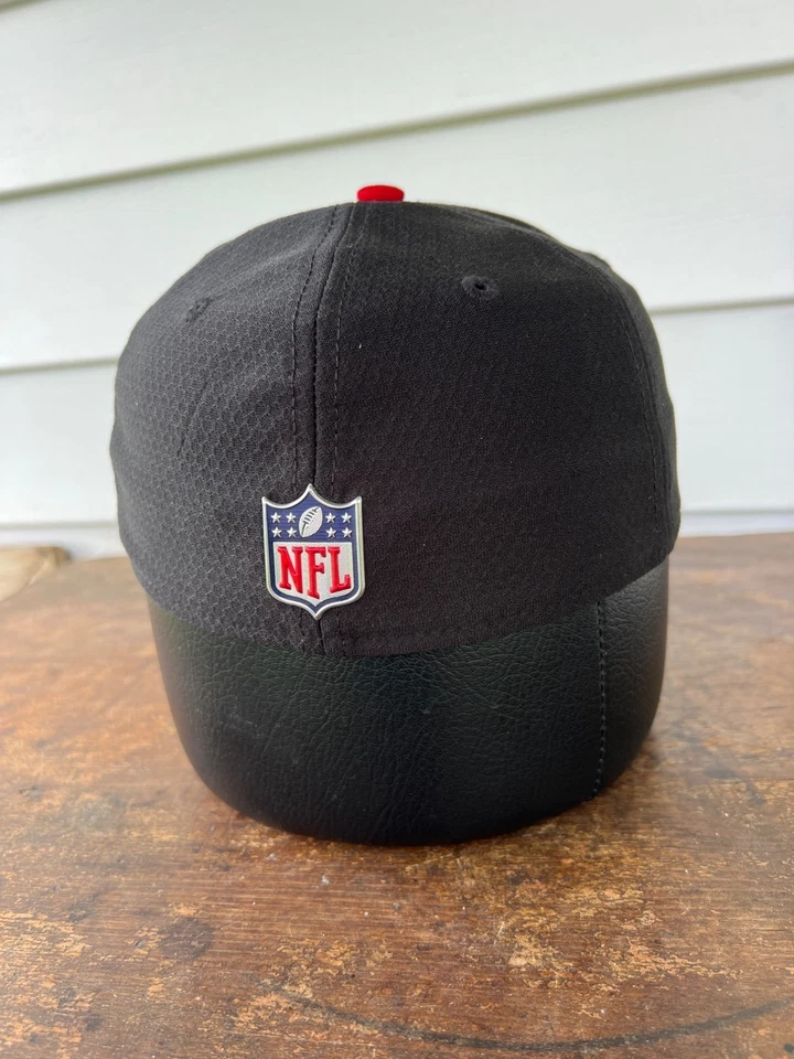 Gorra New Era NFL Atlanta Falcons 39Thirty S/M negra y roja ala de panal elástica Foto 3 de 4