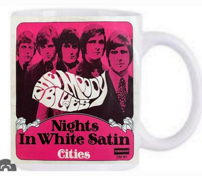 The Moody Blues Knights in Weiß Satin Kaffeebecher Spülmaschinenfest Neu