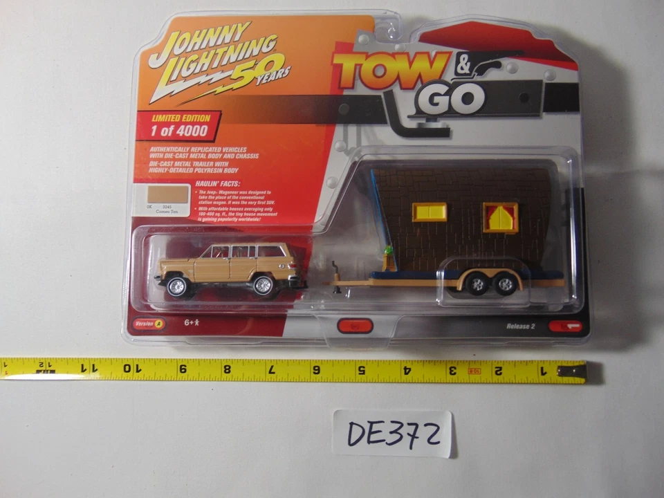 JOHNNY LIGHTNING 1981 JEEP WAGONEER WITH TRAILER TOW AND GO NEW CAMEO TAN - Image 2 of 4