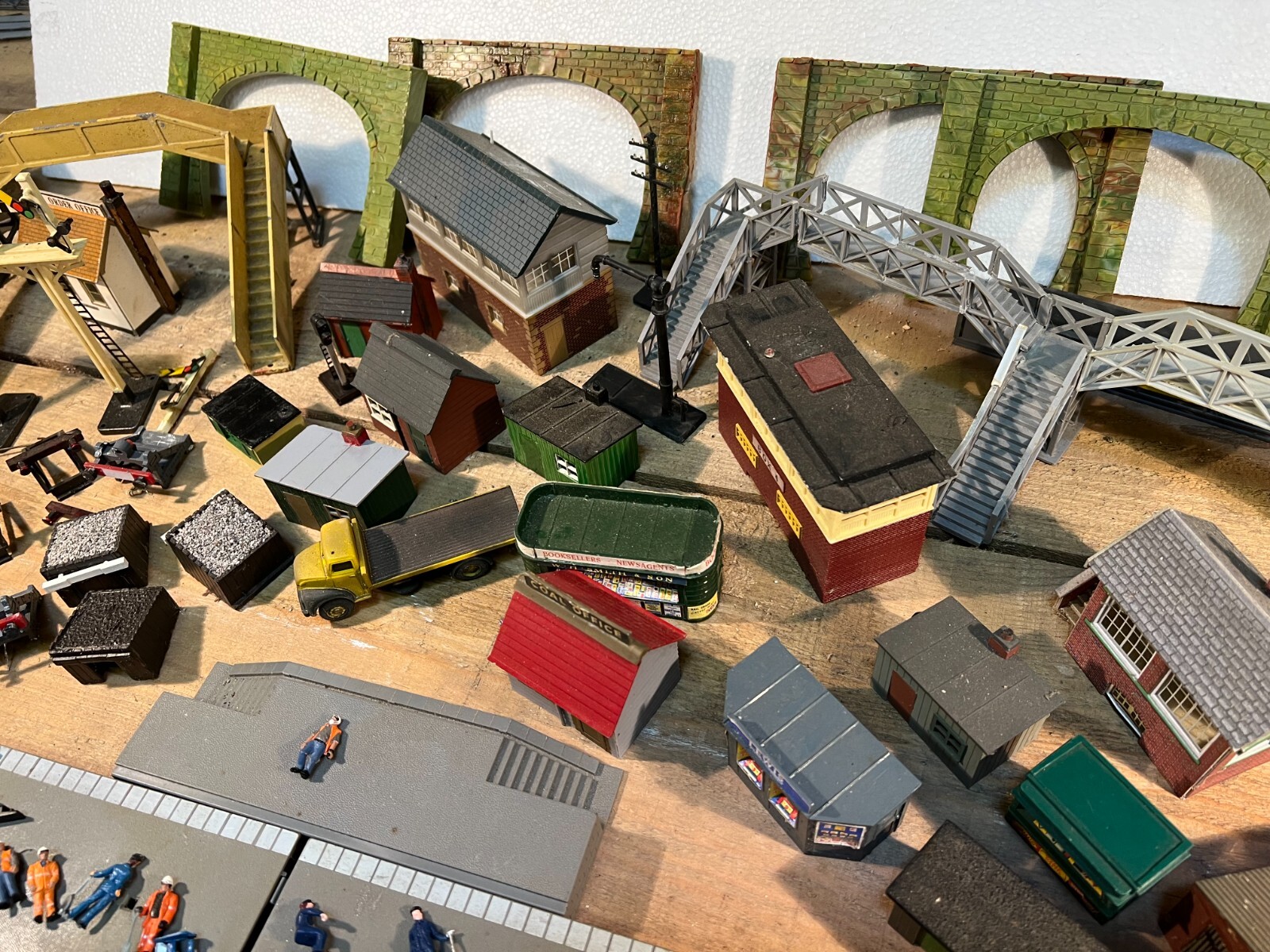 OO Gauge Buildings, figures, bridges, platforms, accessories JOB LOT