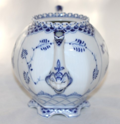 ROYAL COPENHAGEN SMALL TEAPOT NO LID BLUE FLUTED FULL LACE 1118 - Picture 3 of 13