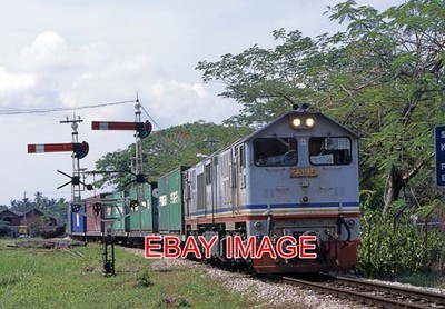 PHOTO   MALAYSIA RAILWAY CLASS 23 23104 LEAVING ALOR SETAR WITH NORTHBOUND LINE