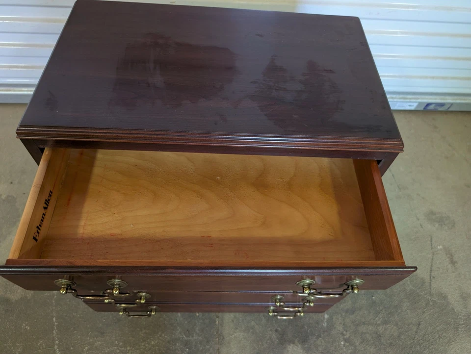 Cofre de soltero de madera de cerezo Ethan Allen  Foto 2 de 4