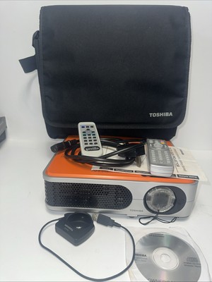 Toshiba TLP-X2000EDU LCD-Projektor mit Tasche
