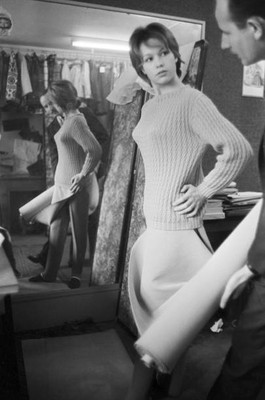 Close-Up Of Jeanne Valerie. Paris- 17 Fevrier 1959- Dans une bouti- Old Photo 4