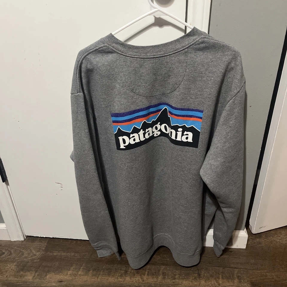 Moletom Patagonia P-6 Logo Uprisal Crewneck cinza masculino GG feminino XXL - Imagem 2 de 3