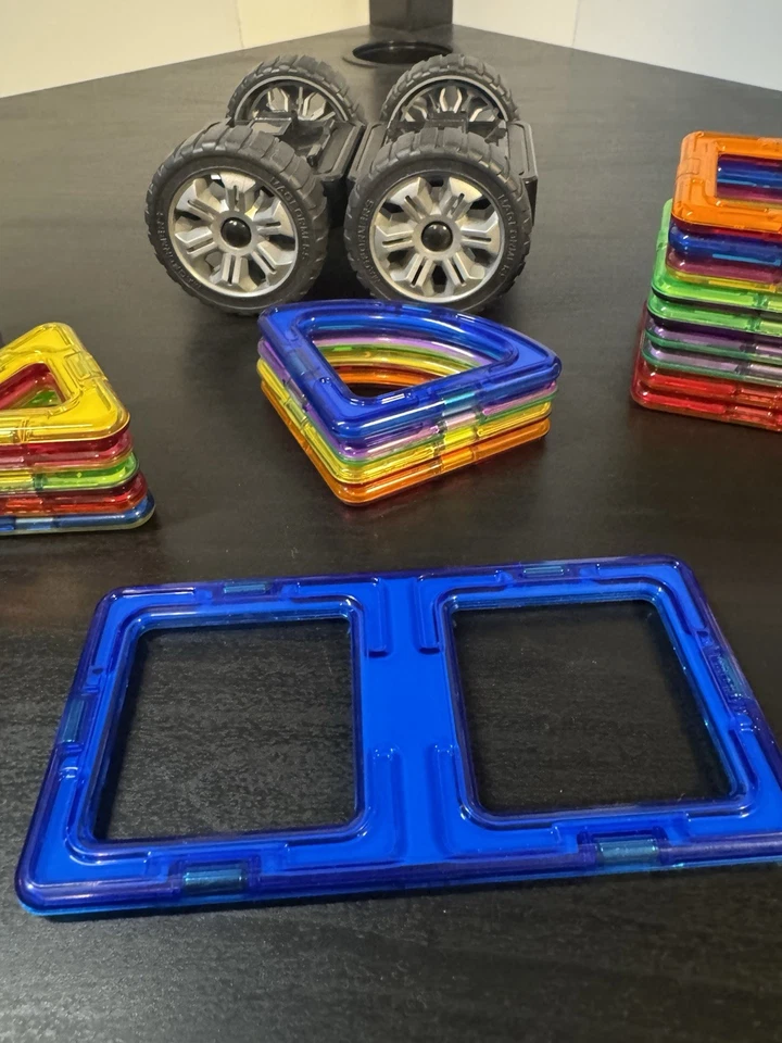 Magformers 40+-teiliges Magnetset - authentisch, gebraucht, gemischte Formen mit Rädern - Bild 3 von 4