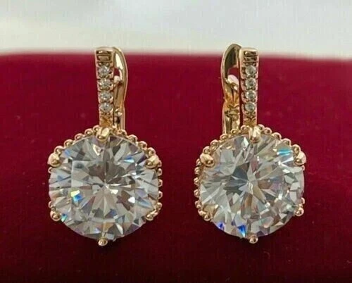 Brincos pendurados/gota de diamante de corte redondo 2,50 ct criados em laboratório folheados a ouro amarelo 14K - Imagem 2 de 4