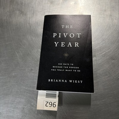 The Pivot Year:  365 Days to Become the Person You Truly Want to Be (2023, PB)