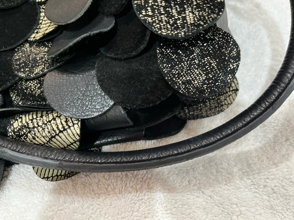 FROSTING por MARY NORTON Bolso de Cuero Guijarro Negro y Plateado Detalle de Flecos Circulares Usado en Excelente Condición Foto 3 de 4