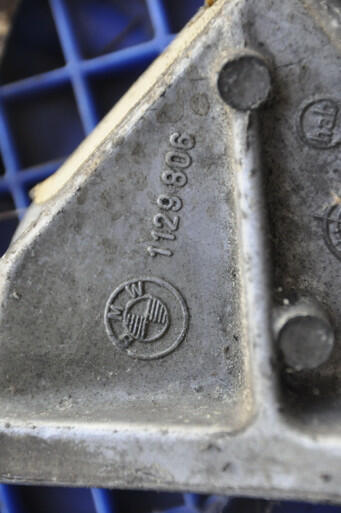 1) DD-6 BMW 1129806 OEM 11811129806 (USED) ENGINE MOUNT W- GROUND STRAP RIGHT