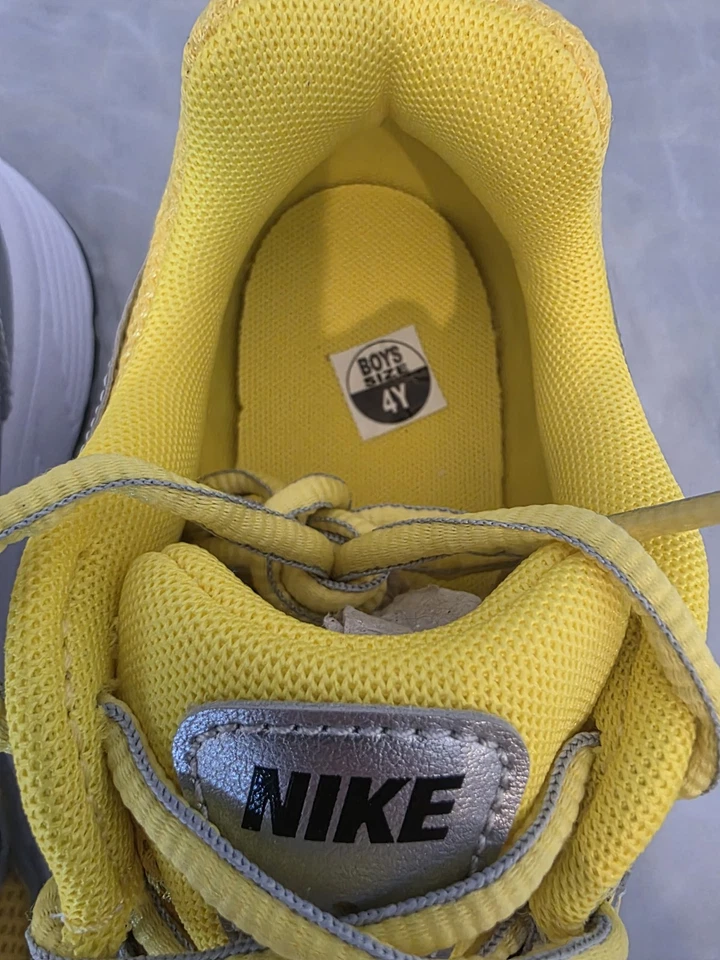Sapato Nike P-6000 Lightning prata metálica GS tamanho 4Y amarelo HV5064-701 novo com etiquetas - Imagem 4 de 4