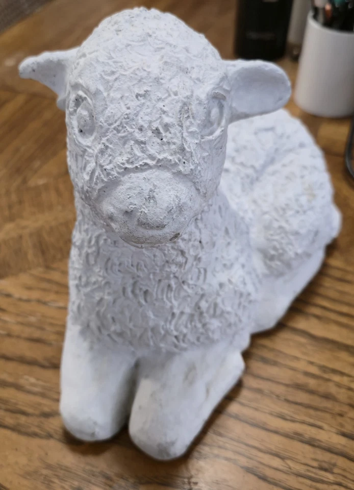 Estátua de cordeiro de concreto branco jardim deitado orelha lascada boa! - Imagem 2 de 4