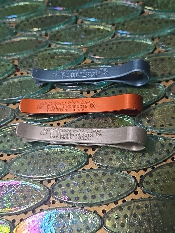 Vtg 1940s Hollywood Pin-Ups Aluminum Clothespins Del E Webb Blue, Silver, Orange