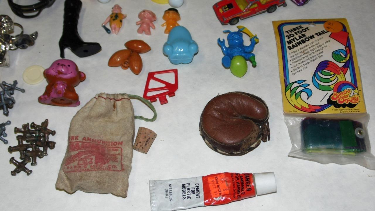 Mixed Junk Drawer Lot Toys Parts Hot Wheels Marbles Wind Ups Dam RR Squirt Guns - Photo 10 sur 21