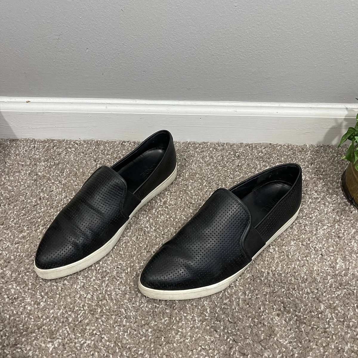 Vince store pointed sneakers