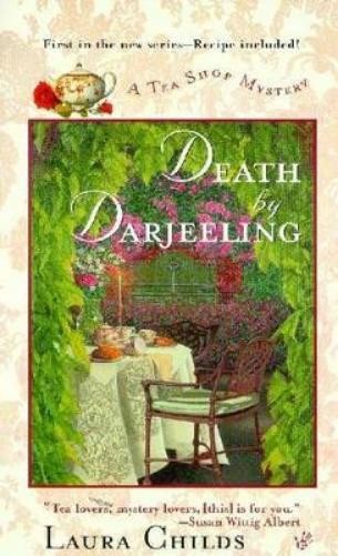 Laura Childs Death by Darjeeling (Tascabile) Tea Shop Mystery