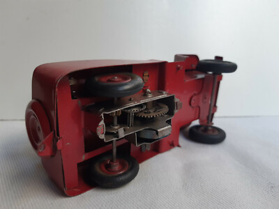 VEBE : Camion de pompier de Paris, mécanique en tôle rouge. - Lot 31