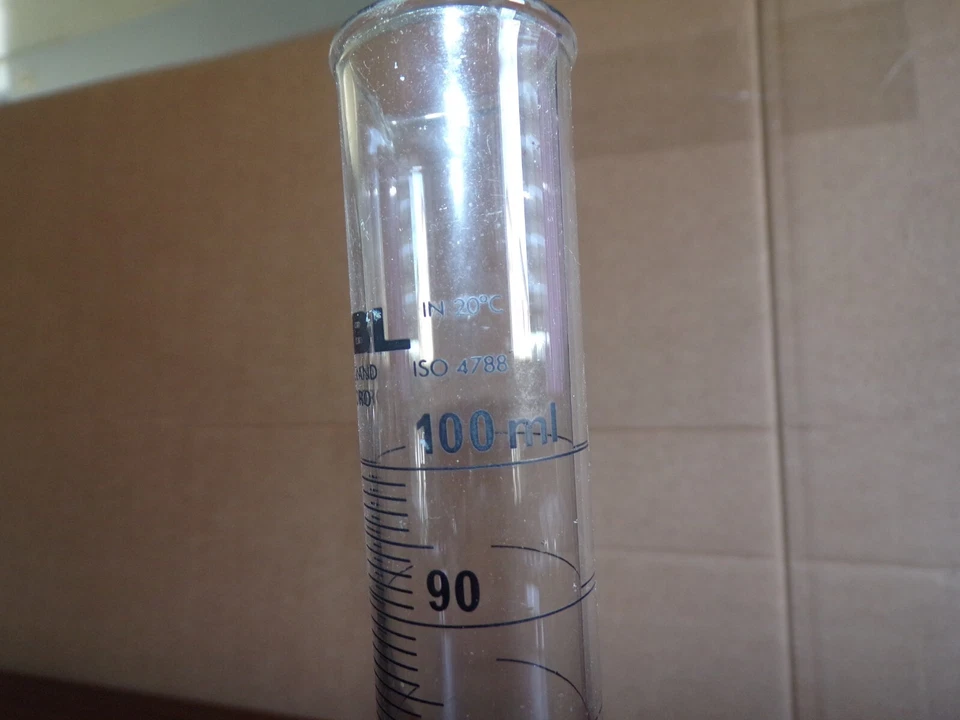 éprouvette MBL ( iso 4788 ) 100 ml en verre avec bec verseur  - Photo 3/4