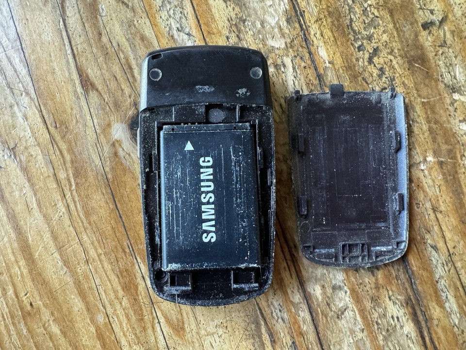 Samsung Alltel Flip Phone W/ Charger, Powers On, Unknown Serviceability