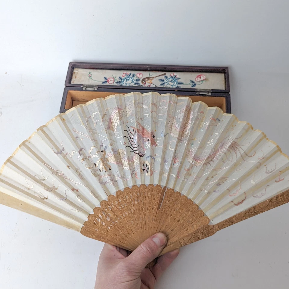 Antiguo abanico chino bordado a mano seda lacado dragón caja de madera cantón Foto 2 de 4