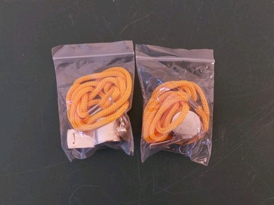 2 Stück Trillerpfeife Schiedsrichterpfeife mit Halsband Pfeife Whistle Plastik