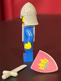 VINTAGE LEGO YELLOW CASTLE 6075 375 BLUE CROWN KNIGHT SQUIRE ARMSMAN MINIFIGURE