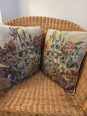 Paar Vintage Gobelin Kissen x 2 Katze Kätzchen in einem Korb Blumen Cottagecore