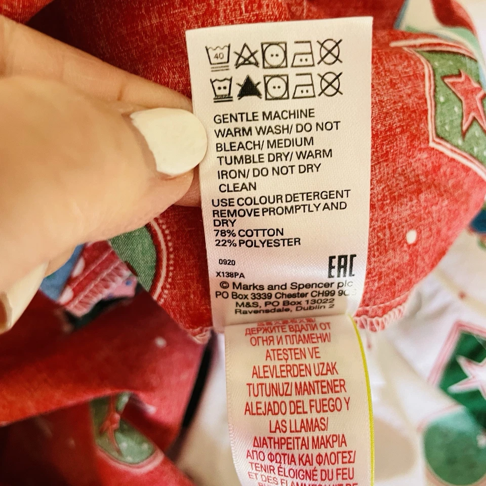 Funda nórdica de Navidad Marks & Spencer cama para niños pequeños reversible traviesa/bonita 52x76 Foto 3 de 4